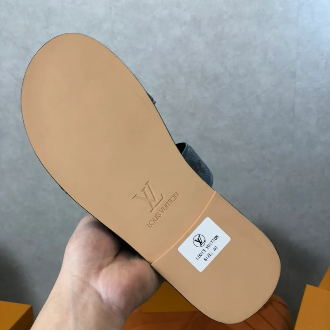 Factory price: 270💰LV counters are selling new brand luxury men's slippers, casual, loose and comfortable. The must-have model in the picture above [Happy][Happy], multiple colors available Size: 38-44, customized 45